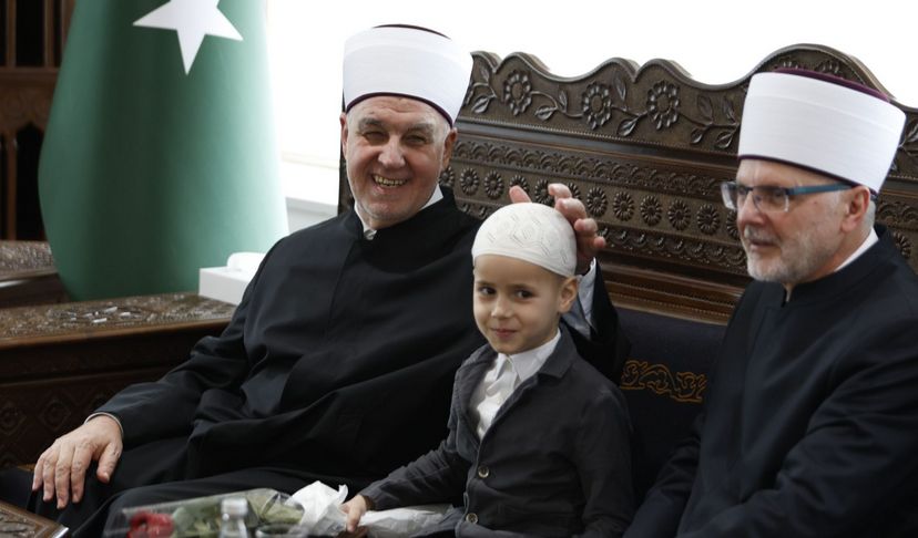 Nakon centralne svečanosti u Gazi Husrev-begovoj džamiji u Sarajevu, reisu-l-ulemi Kavazoviću Bajram su čestitali predstavnici diplomatskog kora