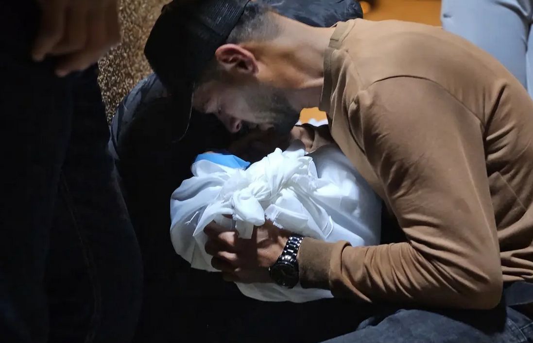 Mete zračnih i artiljerijskih napada bile su kuće, šatorsko sklonište i civilna vozila u Khan Younisu, Gazi i Jabaliji