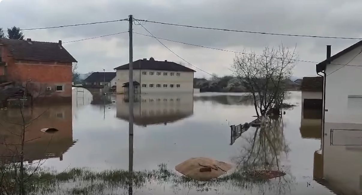 Prijedor: Žena dva dana bila zarobljena, spasili je vatrogasci, po kućama gmižu zmije