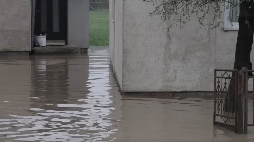 Više od 300 ljudi izgradilo oko 5 kilometara zaštitnog nasipa u Prijedoru: Spriječena je katastrofa