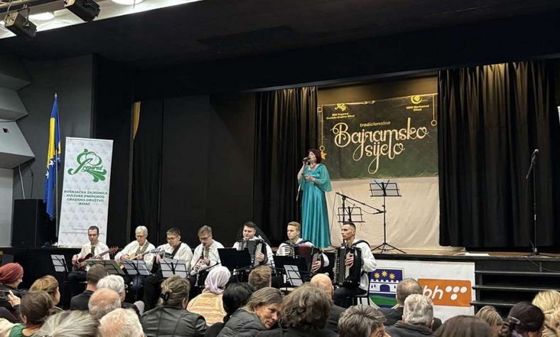 Također, MDD Merhamet Bihać je pripremio prigodne paketiće za najmlađe posjetitelje svečanosti Bajramskog sijela