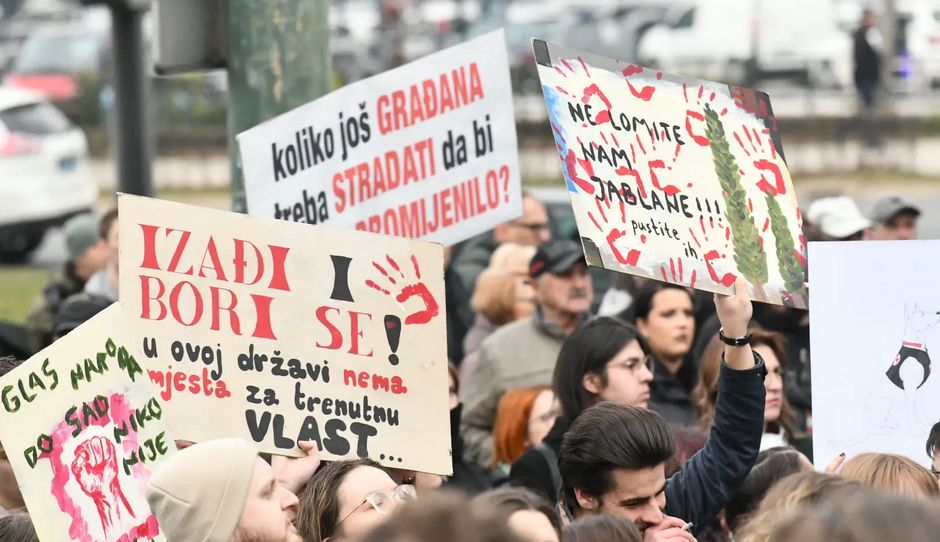 Pojašnjavaju da je prošlo pet mjeseci od katastrofe, a da stanovnicima još nisu izgrađene kuće
