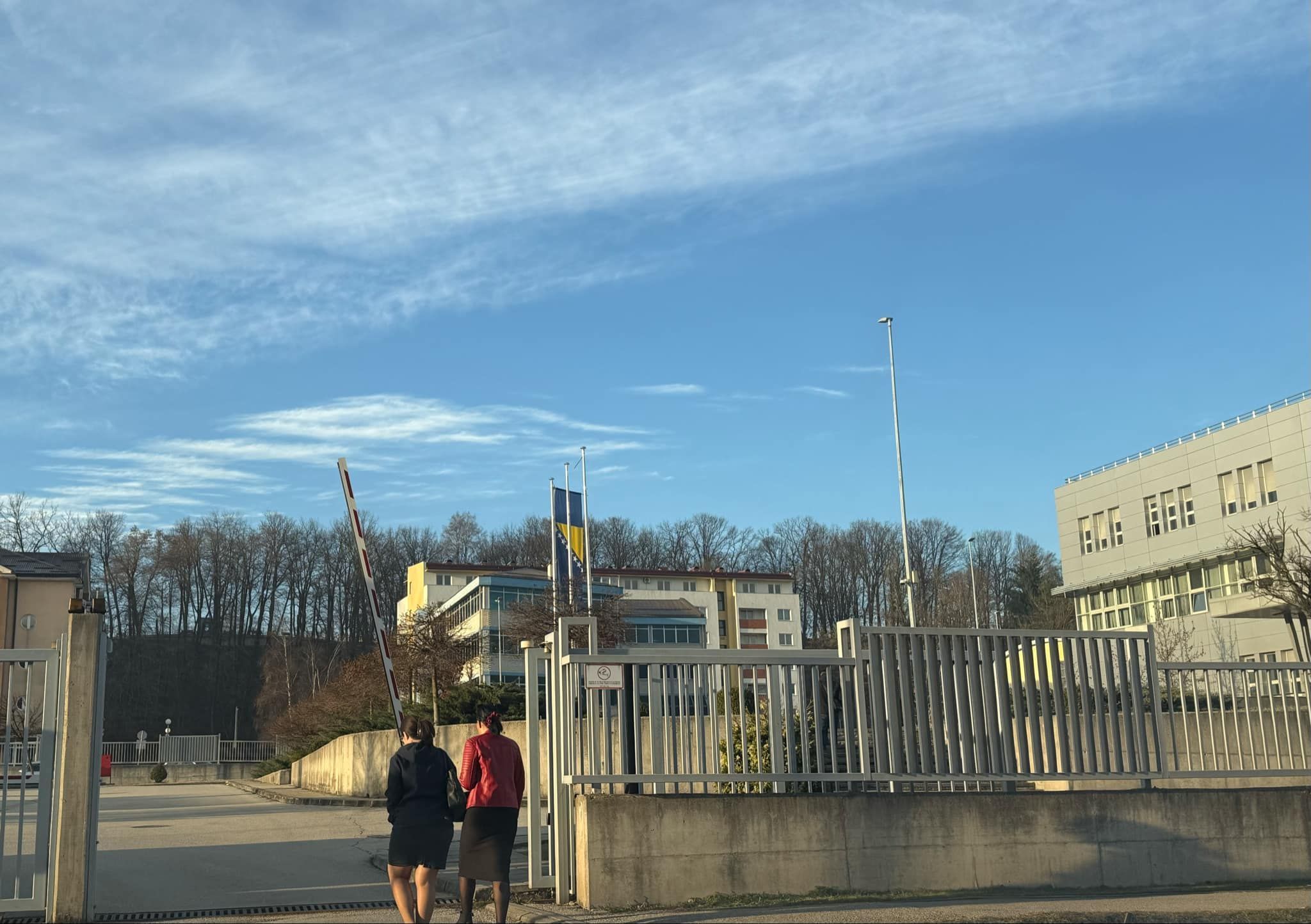 Inače, jučer je MUP RS uputio javni poziv radnicima SIPA-e iz RS da pređu u MUP manjeg bh. entiteta
