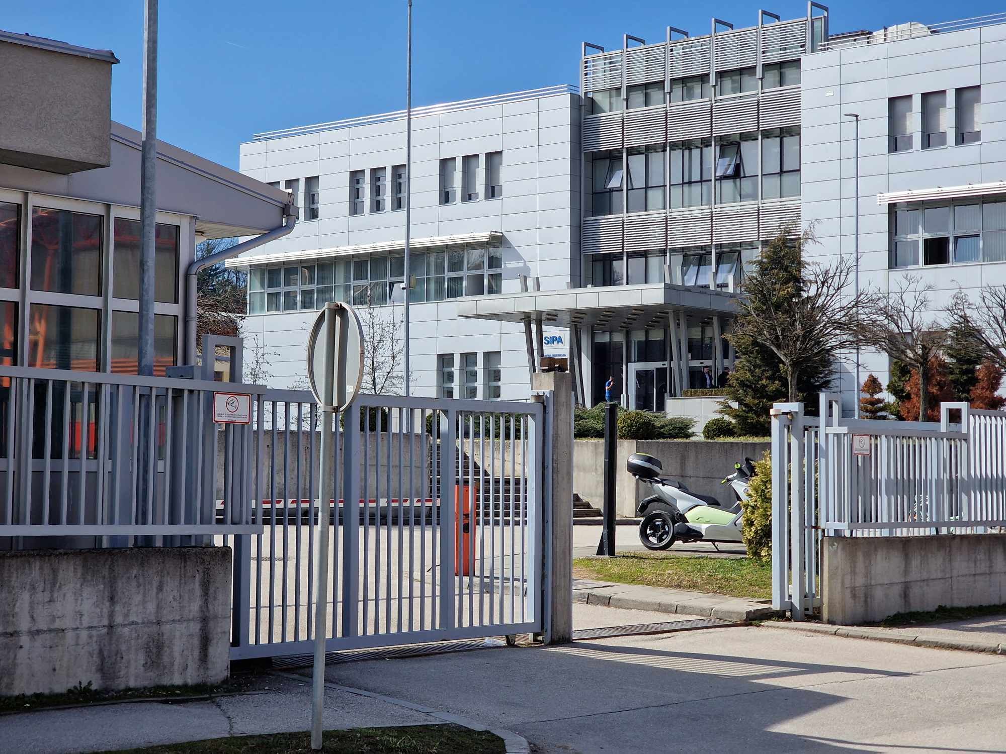Novinar Hayata Emerin Ahmetašević nalazi se ispred sjedišta SIPA-e u Istočnom Sarajevu