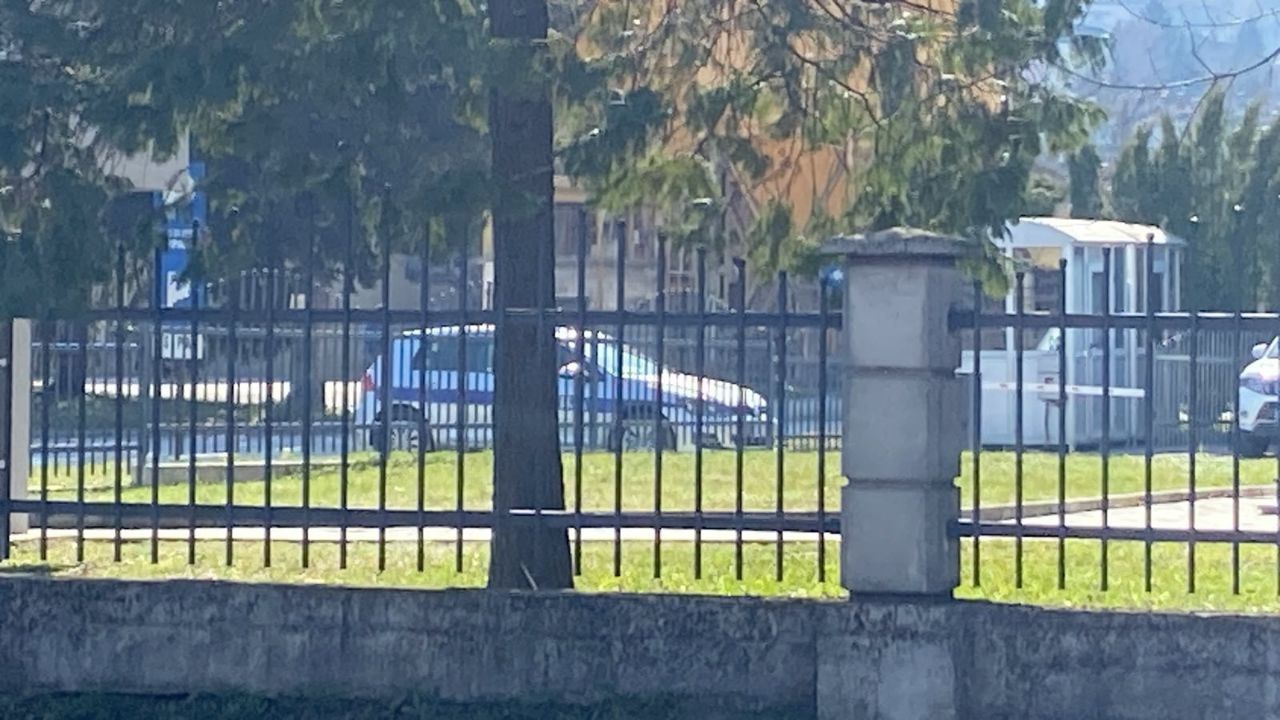 Inspektor SIPA-e Amir Alibegović sam ostao u zgradi u Banjoj Luci, pridružio mu se i vozač Jovo