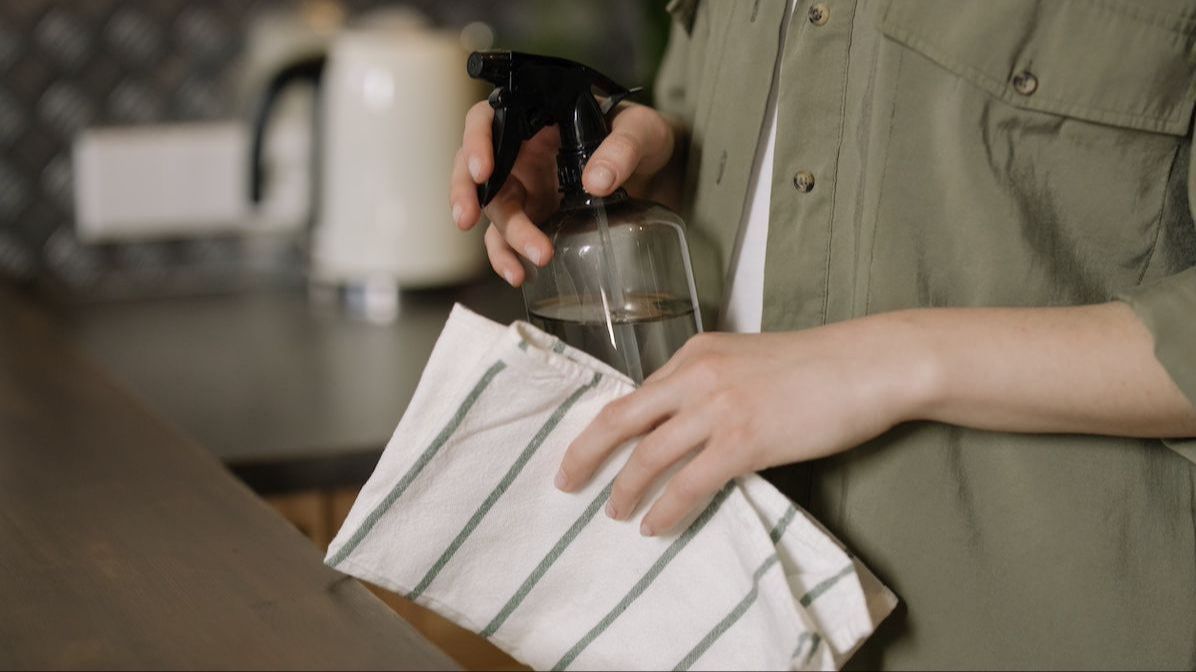 Ako želite očistiti masne fleke, koristite obični deterdžent za pranje suđa ili neko drugo alkalno sredstvo za čišćenje