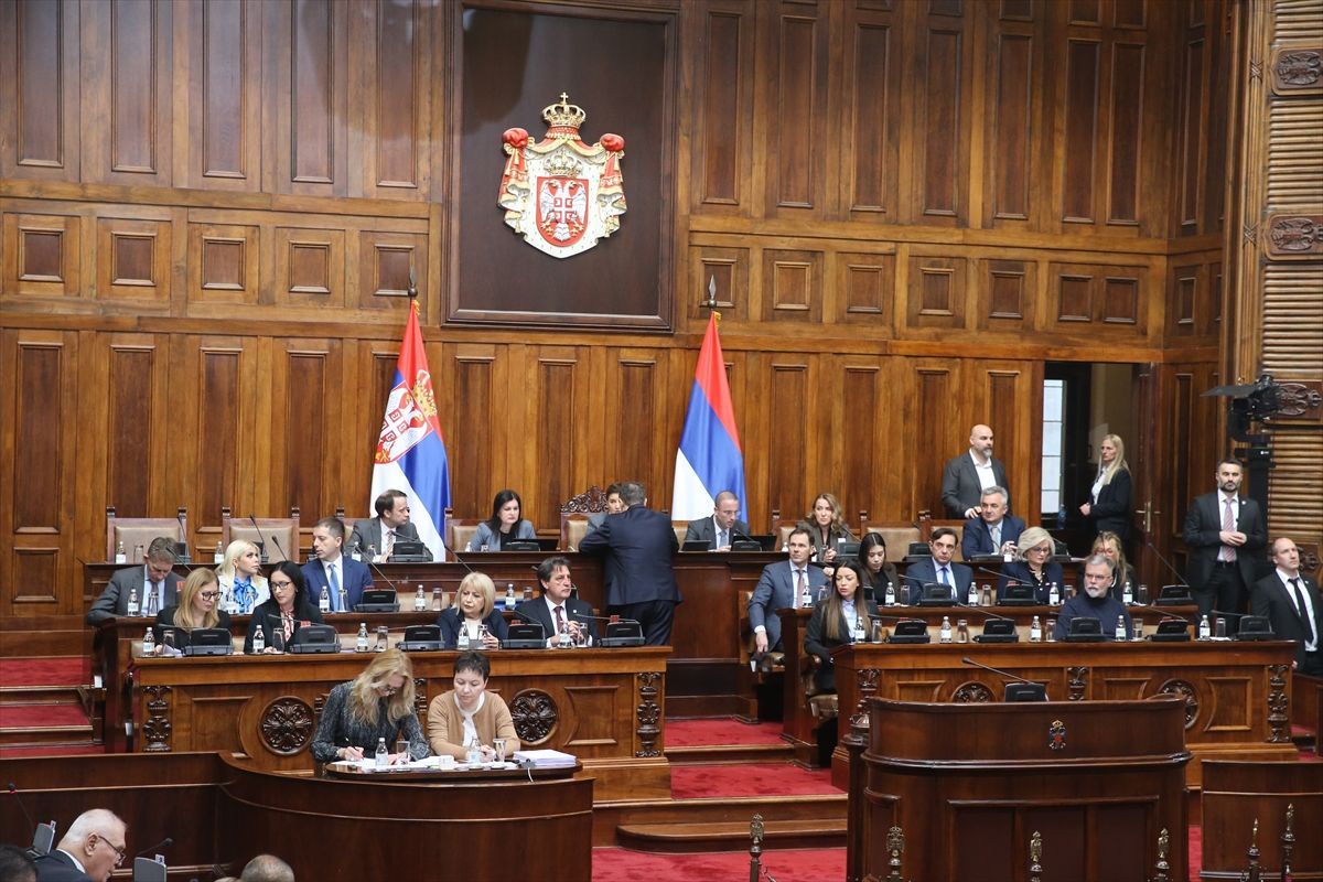 Јedan od zakona o kojem odlučuju poslanici jesu izmjene i dopune Zakona o visokom obrazovanju kojima se ispunjava četvrti zahtjev studenata u blokadi