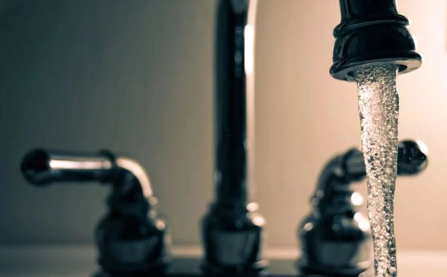 Ako vam česme na sudoperu ili tušu imaju mutane fleke ili pruge koje se ne mogu ukloniti, vjerovatno imate problem s vodnim kamencem.