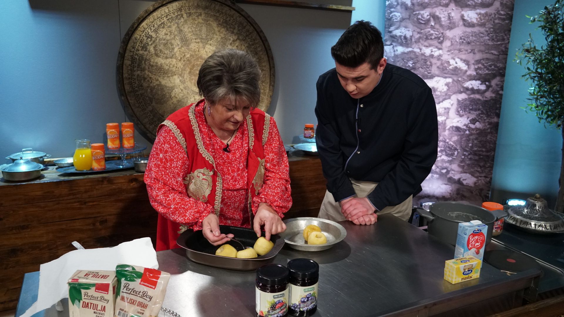 Srdačnu dobrodošlicu priredio je naš chef Miran za tetu Nedu koju je nazvao ‘prvom tortom BiH'