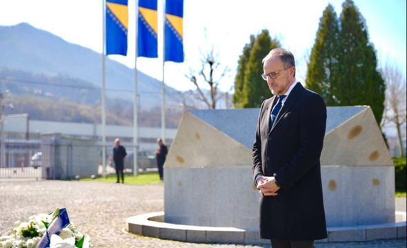 Moramo odbaciti svaki pokušaj poricanja činjenica i veličanja ratnih zločinaca, poručio je Soreca 