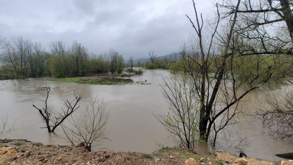 Nivo Spreče stalno raste, jer se iz hidroakumulacije jezera Modrac u Spreču u sekundi ispušta oko 60 metara kubnih vode.