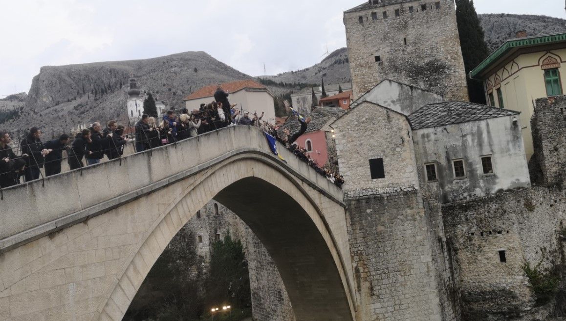Skokom sa Starog mosta u Mostaru obilježen Dan nezavisnosti BiH