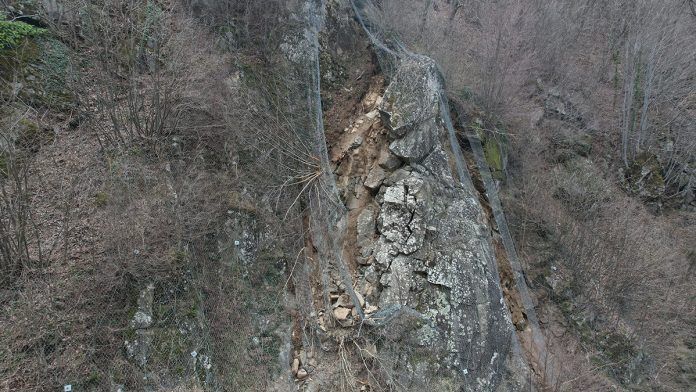 Prema nezvaničnim informacijama, nadzorni organ Cesta FBiH je nakon uklanjanja odrona izvršio procjenu i utvrdio da stijena ne predstavlja opasnost, te je saobraćaj pušten u promet