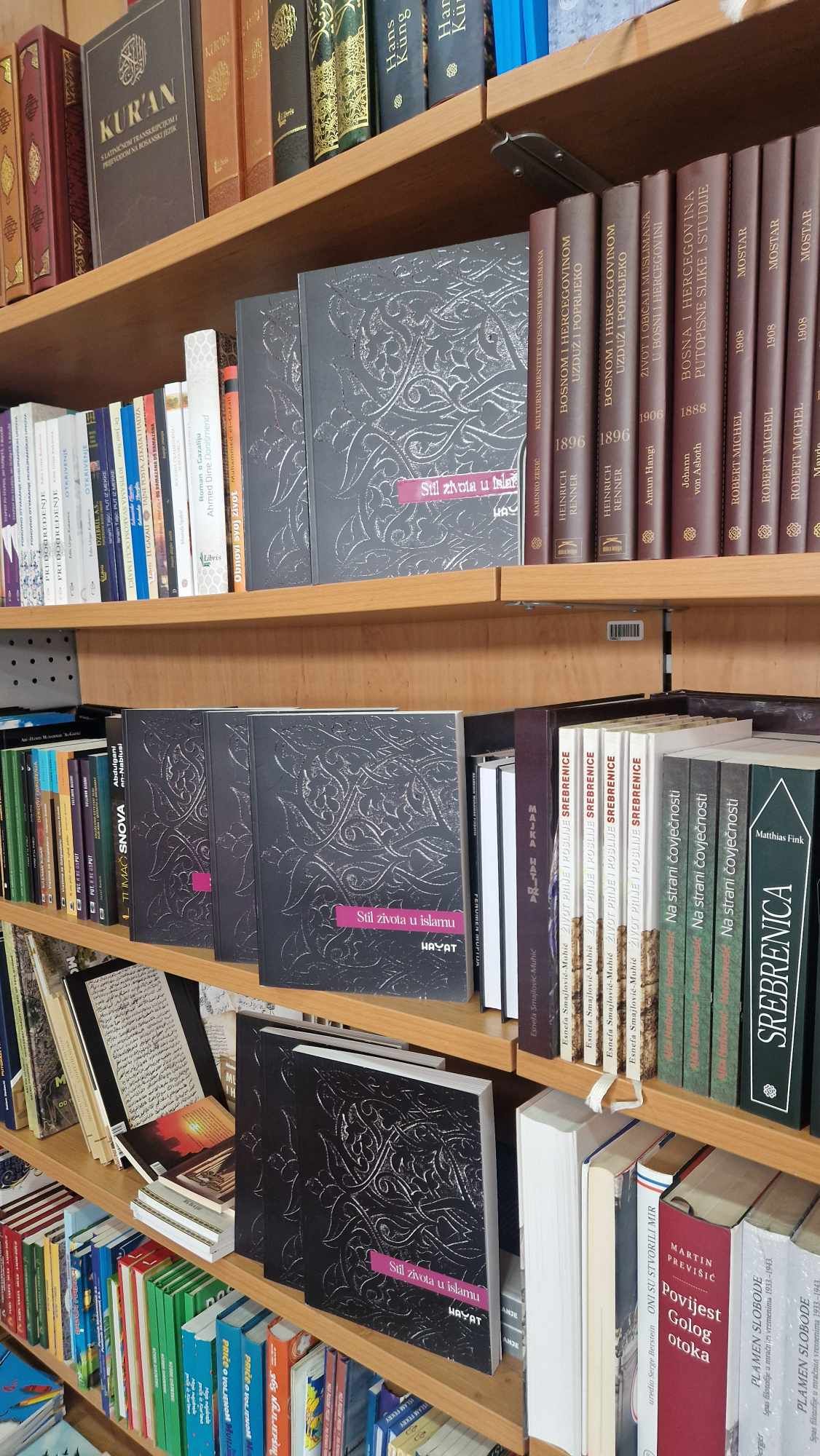 Ova knjiga je poklon u vremenu i sa ovom knjigom smo sigurni da ćemo puteve dobra pronaći u sebi
