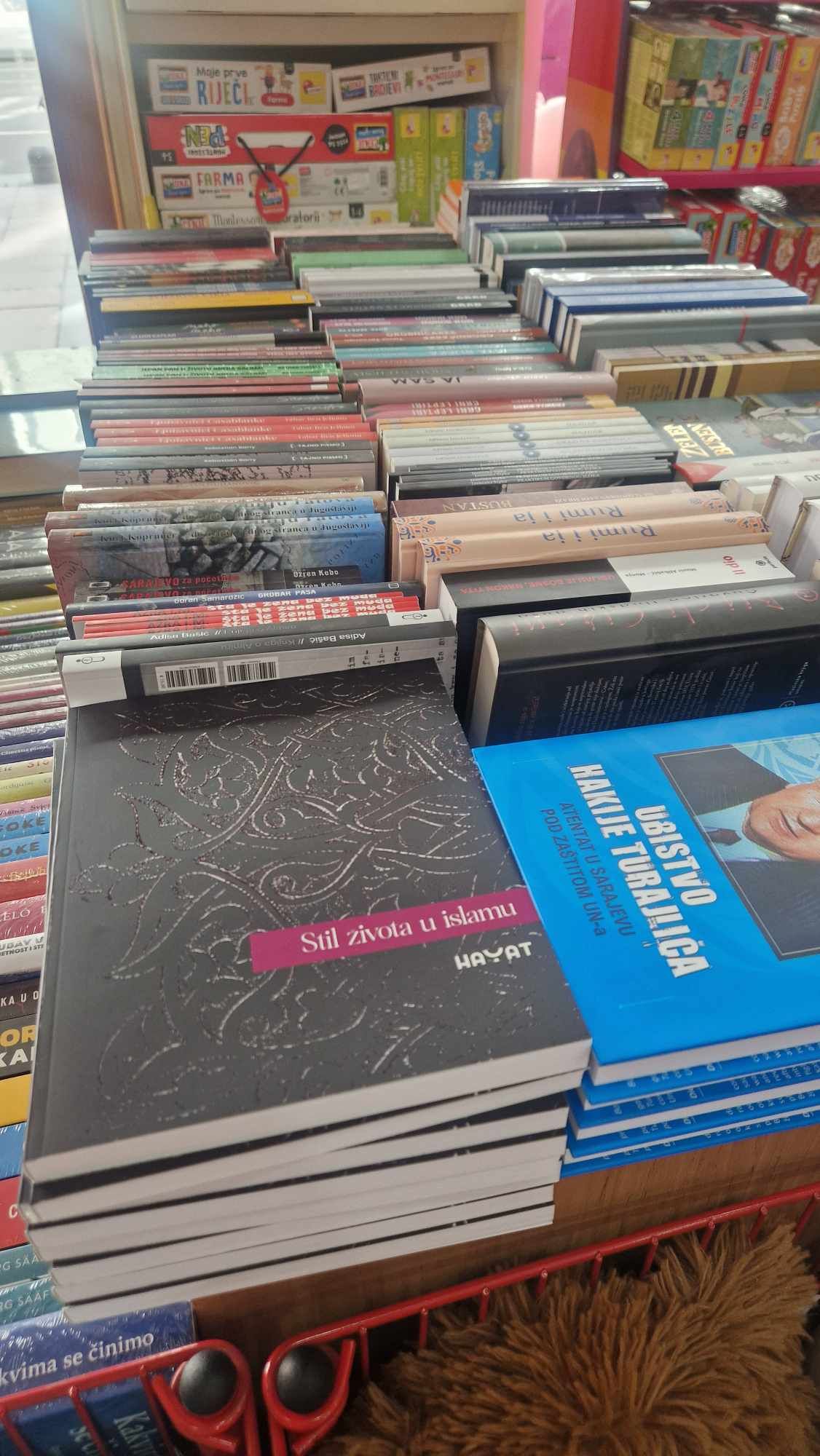 Ova knjiga je poklon u vremenu i sa ovom knjigom smo sigurni da ćemo puteve dobra pronaći u sebi