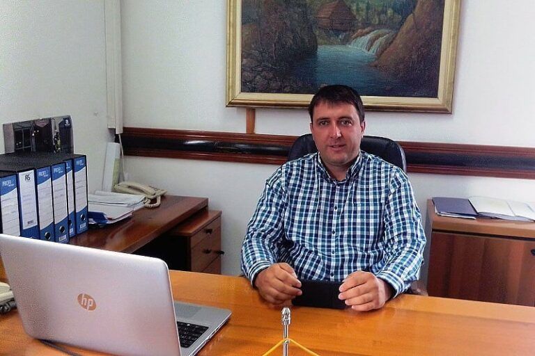 Istovremeno, tvrdi Vukanović, Bašević je bez konkursa zaposlio više osoba u svoj kabinet, od čega dvoje penzionera kao savjetnike.