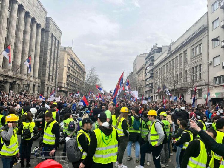 Beograd je 'okupiran' i potpuno blokiran. Hiljade ljudi koje predvode studenti u blokadi danas od vlasti traže ispunjavanje svojih uvjeta nakon tragedije u Novom Sadu.