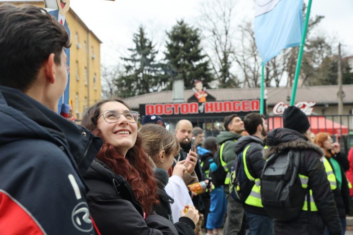 Mi poštujemo sve običaje, i drago nam je što su na protest došli studenti iz Novog Pazara, to je znak ujedinjenosti Srbije”, rekla je stanovnica Niša