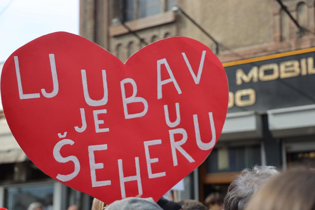 Mi poštujemo sve običaje, i drago nam je što su na protest došli studenti iz Novog Pazara, to je znak ujedinjenosti Srbije”, rekla je stanovnica Niša