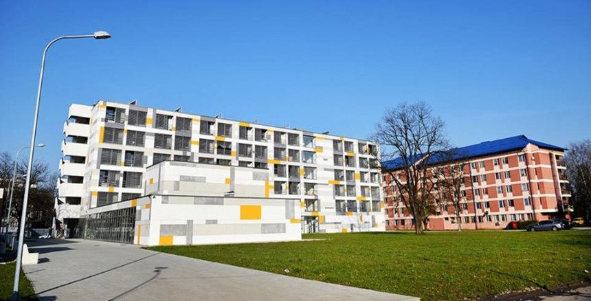 Sagovornici pojašnjavaju, i da, od kada su pooštrene mjere u domu, misteriozni muškarac se više ne pojavljuje.