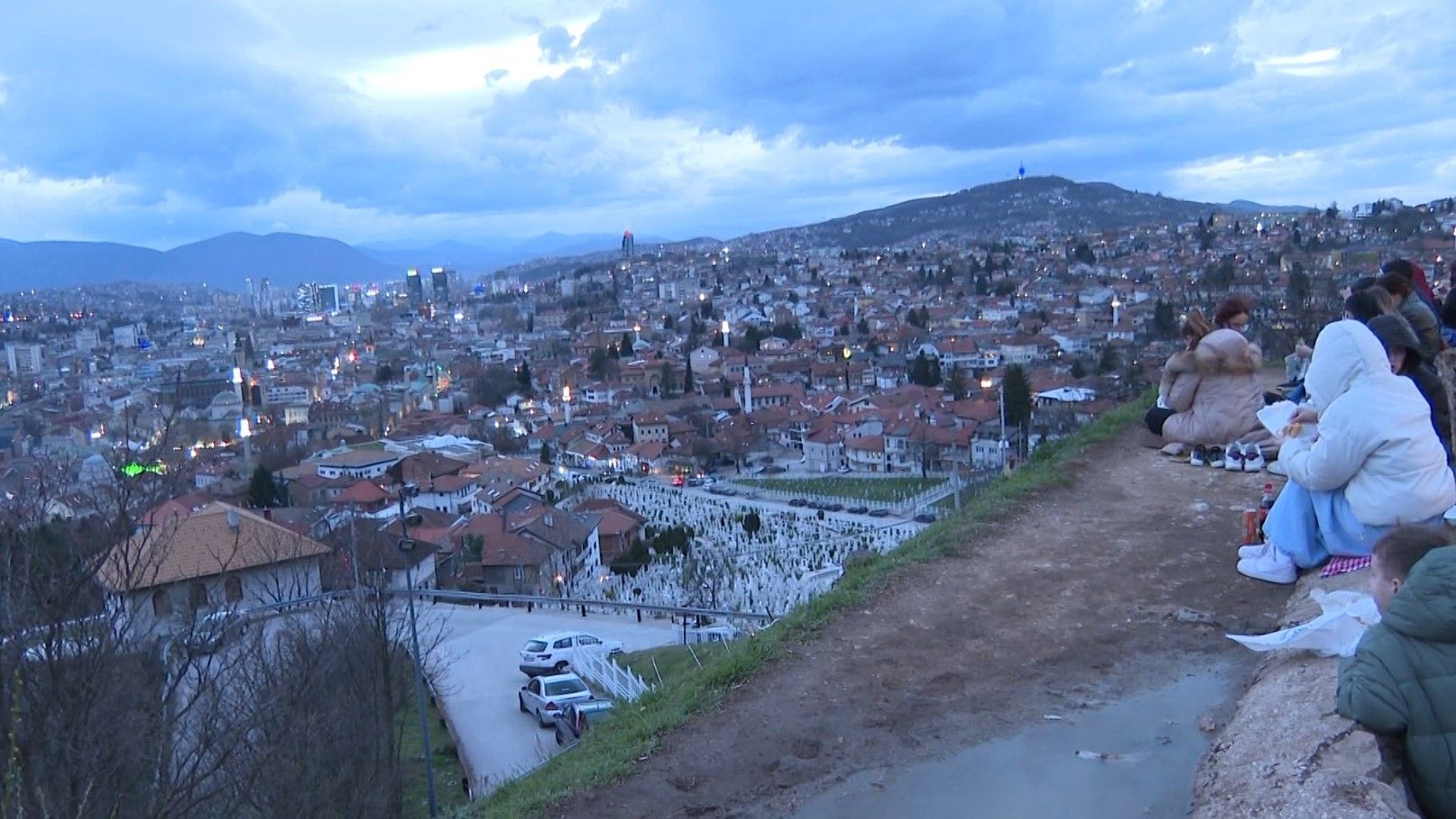 Na Tabiji se iftar osjeća svim čulima- zrakom se širi miris vrućih somuna mješajući se s toplinom ramazanske atmosfere