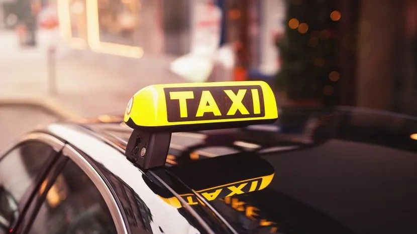 Prosječna mjesečna neto plata u sektoru taksi službi iznosila je 381 euro, što je 12,1 posto manje nego godinu ranije, te čak 62,9 posto ispod nacionalnog prosjeka plate