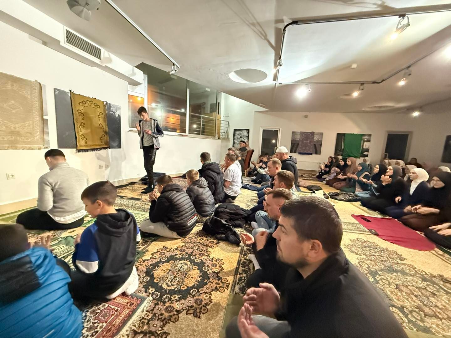 U Memorijalnom centru Srebrenica klanjan teravih namaz
