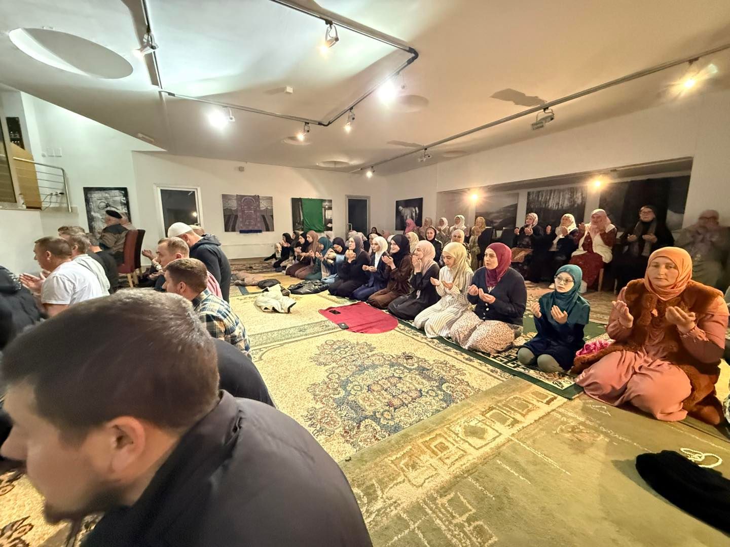 U Memorijalnom centru Srebrenica klanjan teravih namaz