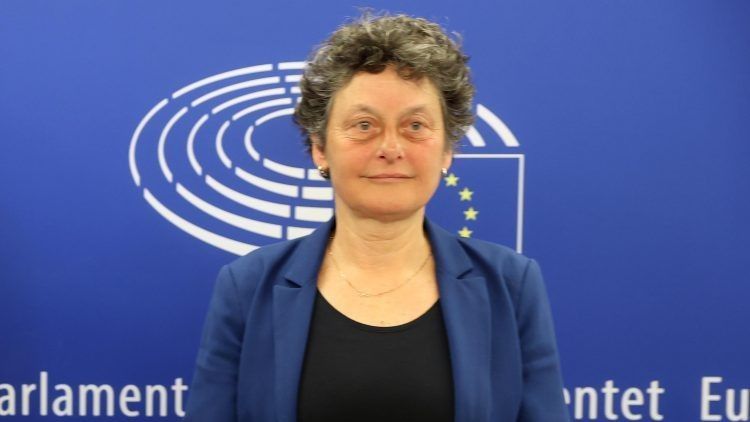 Više puta u toku ovog izlaganja na sesiji Kruga 99, Tineke Strik je proteste u Srbiji ocijenila kao ohrabrujući znak