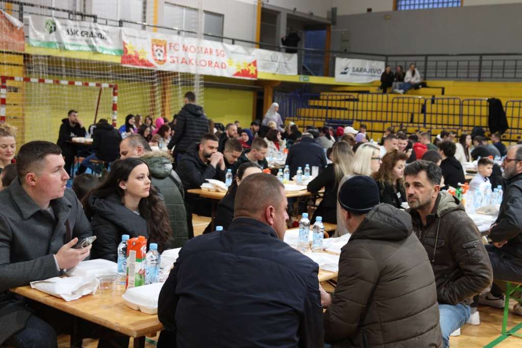 Iftaru je prisustvovalo oko hiljadu građana Mostara različite starosne dobi, kao i predstavnici političkog i društvenog života u Gradu na Neretvi. 