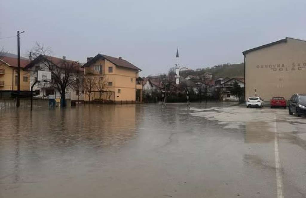 Za kratko vrijeme došlo je do značajnih problema u odvijanju prometa i funkcioniranju infrastrukture u više mjesnih zajednica.