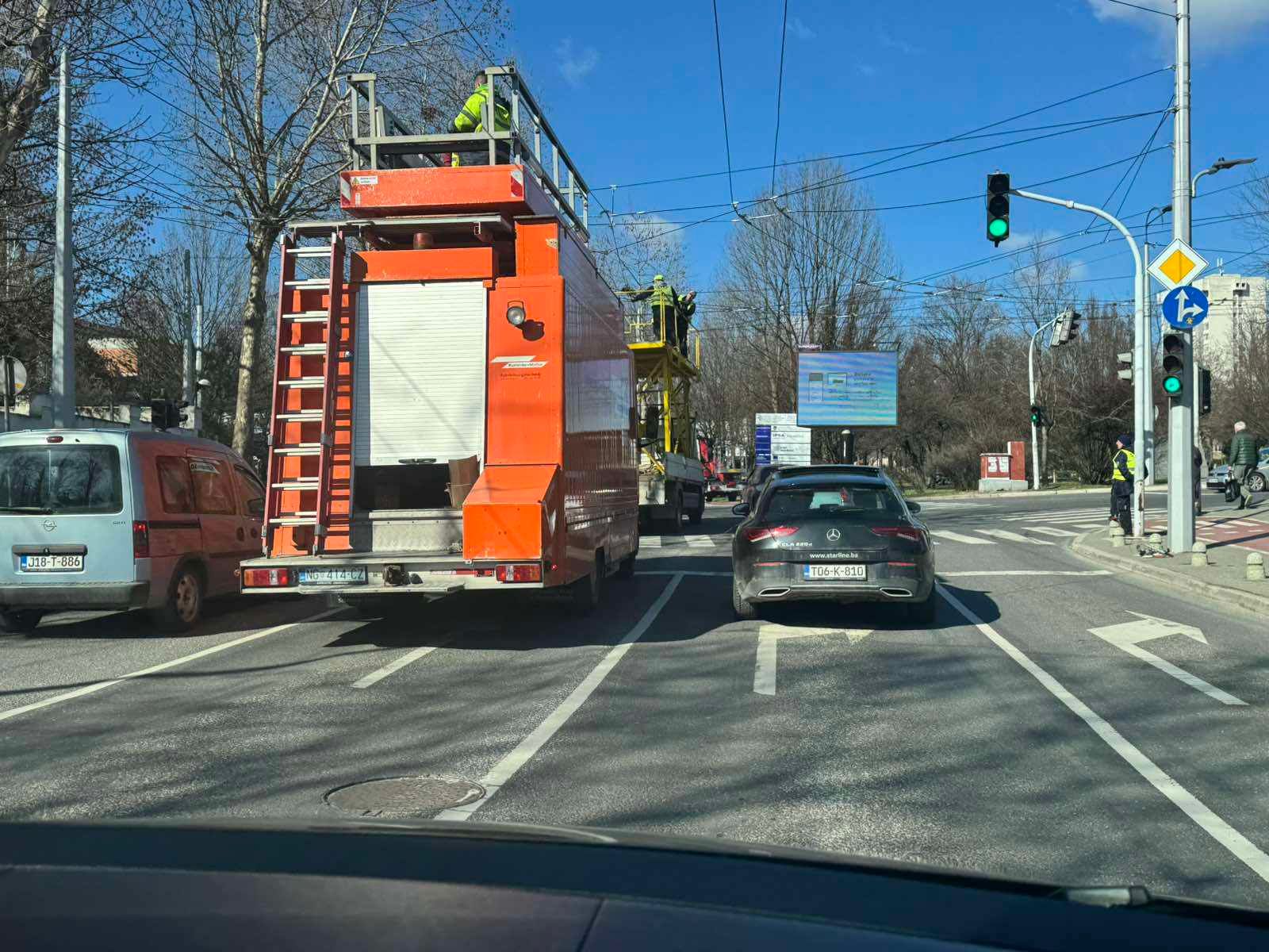 Nakon više od tri decenije, stanovnici Sarajeva i Vogošće dobit će novu, važnu alternativu za svakodnevni prevoz – trolejbuski saobraćaj. 