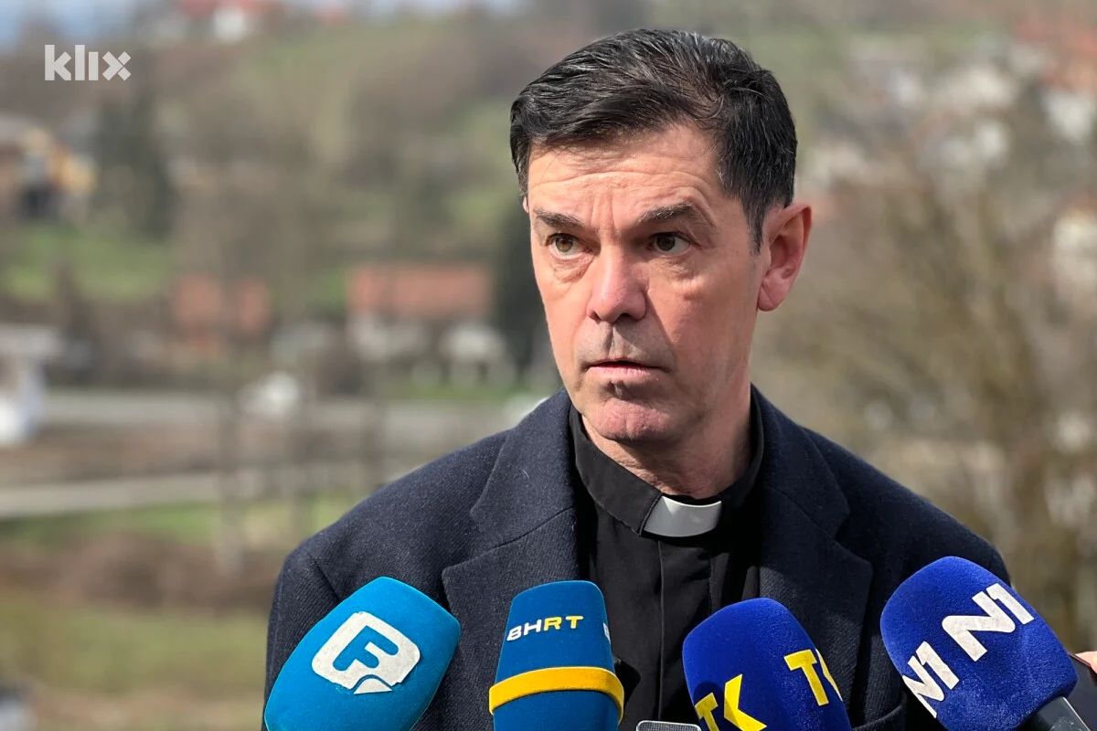 Njega mještani optužuju za kriminalne radnje, dok on navodi da je prodaja izvršena u skladu sa zakonom