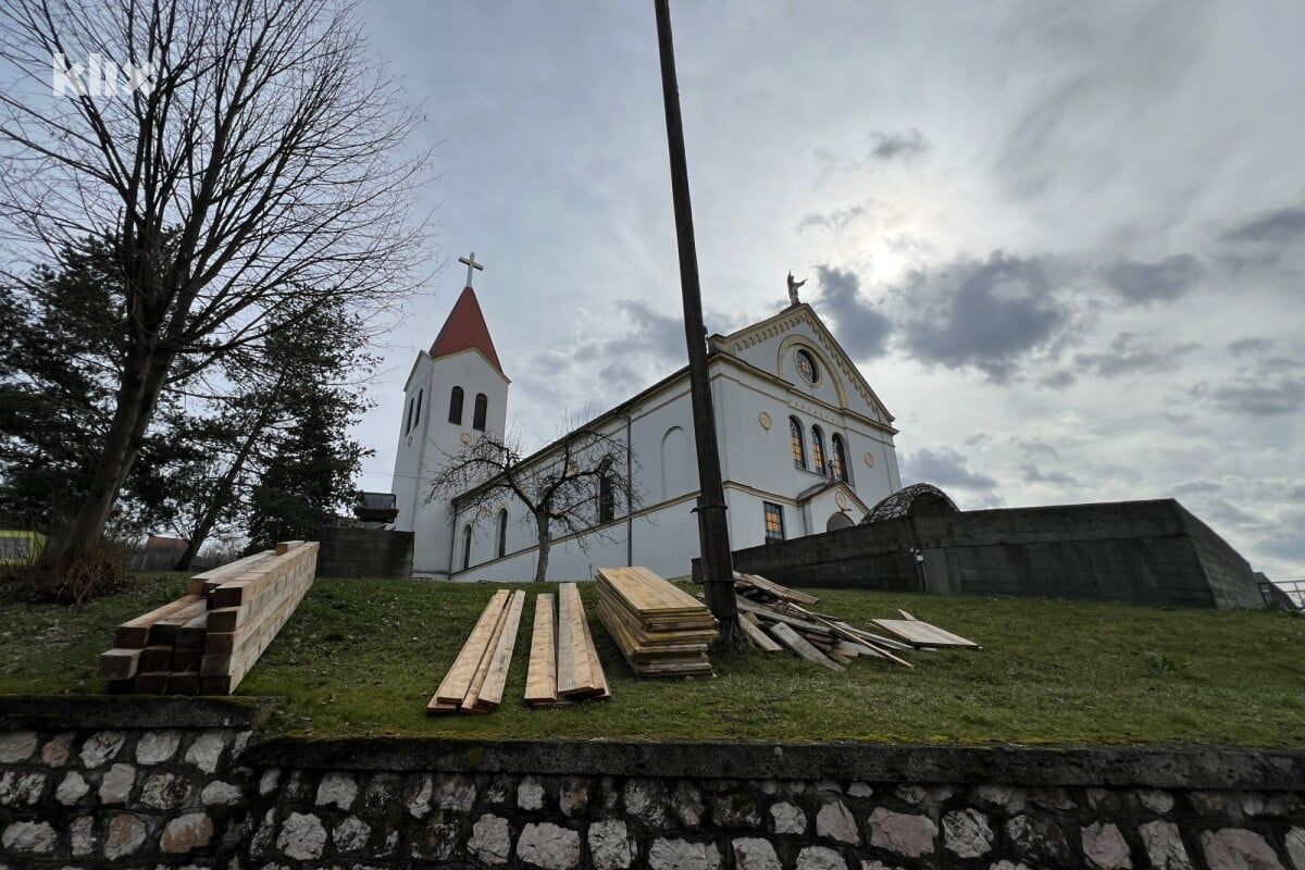 Mještani optužuju župnika za kriminal, on tvrdi da su ga zarobili u crkvi