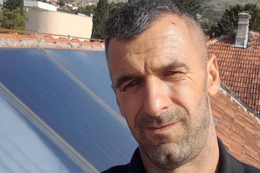 Uz pomoć korpe, uspio je da se popne na balkon i da na taj način omogući djeci izlazak iz stana.