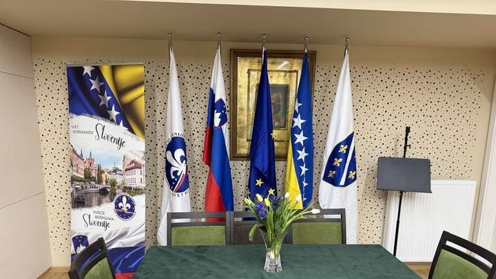 Ako se tome doda rat u Ukrajini, onda je jasno kome ova cijela situacija odgovara, a to je Rusija, navodi se u saopćenju