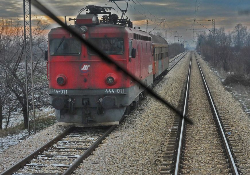 On je u teškom stanju kolima Hitne pomoći prevezen u Urgentni centar sa velikim opekotinama po tijelu.