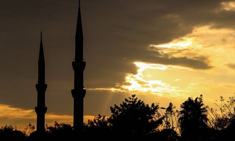 Tokom ramazana, muslimani se okupljaju u džamijama i na iftarima, čime jačaju zajedništvo i međusobnu podršku