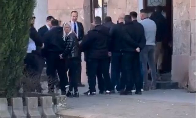 Ono što je bilo nezamislivo, sad se dešava svaki dan: Vučiću zviždali, Vučevića ljudi gađali jajima