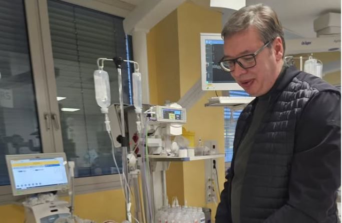 Obradović je iz Skupštine Srbije iznesena na nosilima i odvezena kolima Hitne pomoći