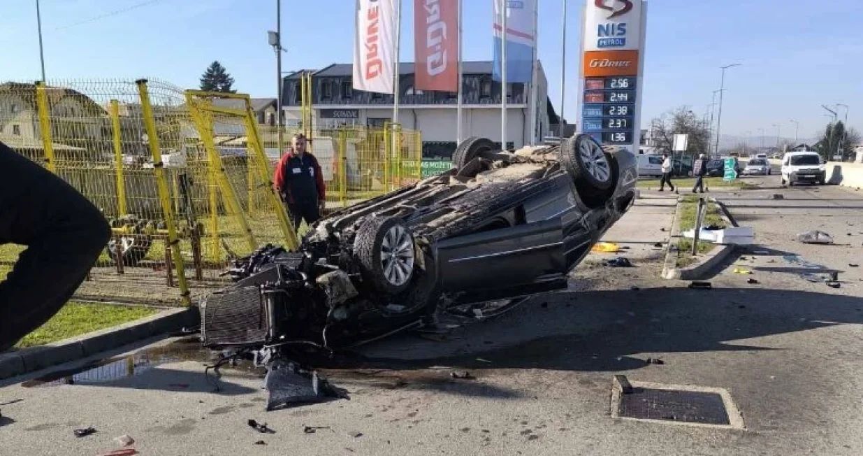 Kako se vidi na fotografijama koje kruže društvenim mrežama, jedno vozilo je završilo na krovu         