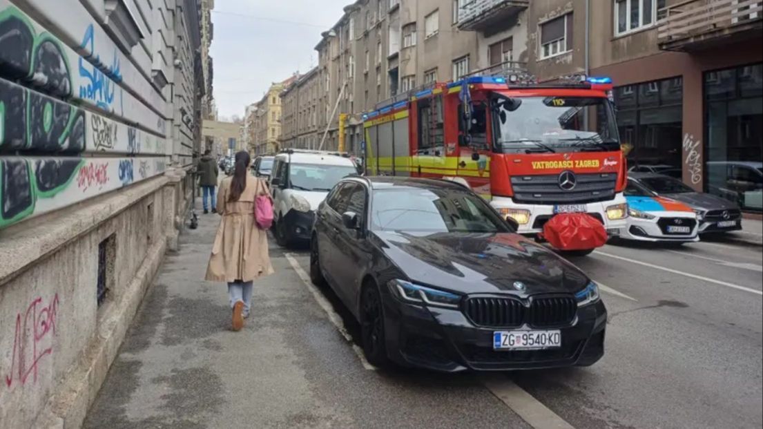 Policija je vatrogasce pozvala nakon što su primijetili dim u stanu.
