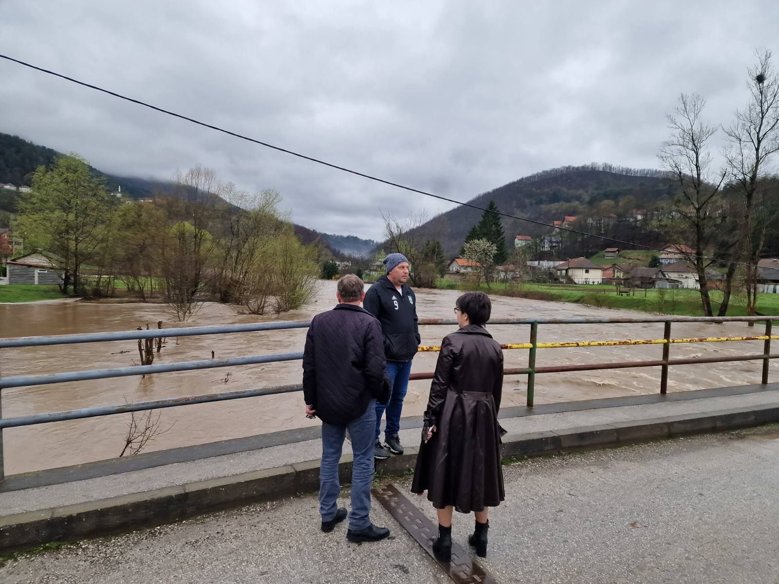 Dramatični prizori iz bh. grada: Poplavne vode 'gutaju obale'!