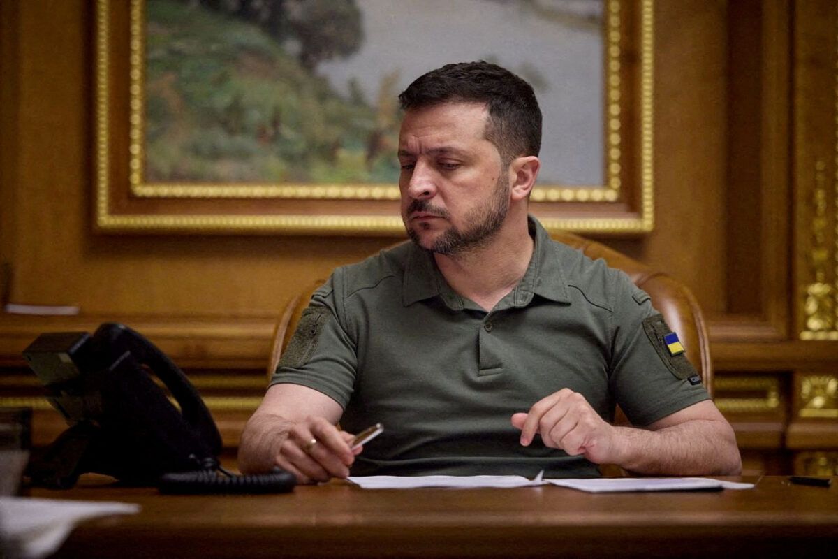 Upitan hoće li nikada potpisati sporazum s ruskim predsjednikom Vladimirom Putinom, Zelenski je rekao da “Ukrajina želi mir” koji bi se postigao diplomacijom