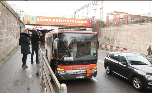 Zaglavio se autobus, djeca izlazila kroz prozor
