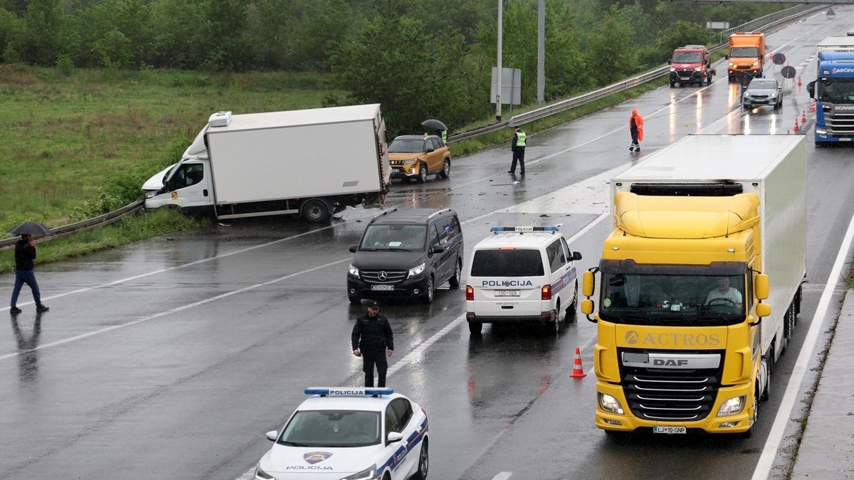 Iz zagrebačke policije javljaju da je do nesreće, u kojoj su sudjelovala dva automobila i kombi, došlo oko 9 sati 