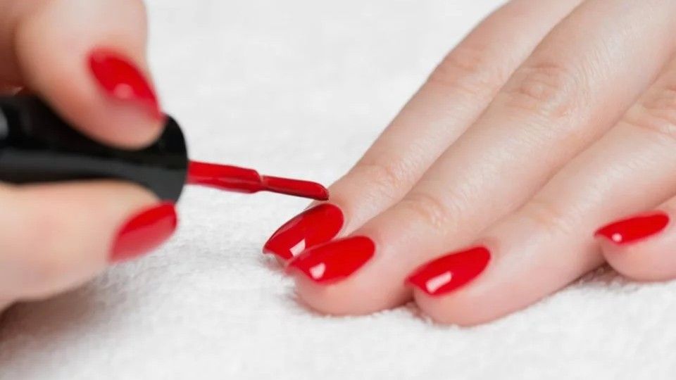 Aceton može oštetiti boju na određenim vrstama tkanine, stoga ga je bolje izbjegavati