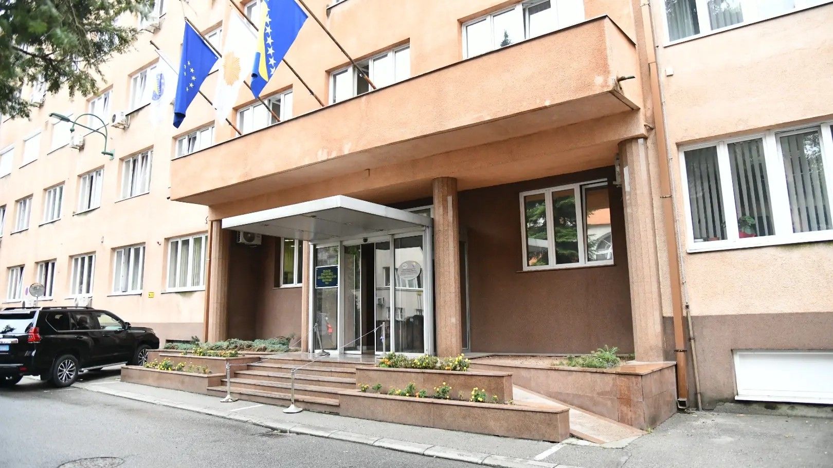 'Pretreseno je pet lokacija kojom prilikom su otkriveni i privremeno oduzeti predmeti koji mogu poslužiti kao dokaz u daljem postupku'