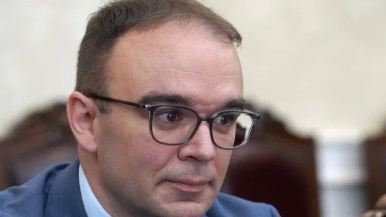 ''Više nije moguće tolerisati da ambasadori rade protiv vlastite države koja ih dobro plaća'', navode