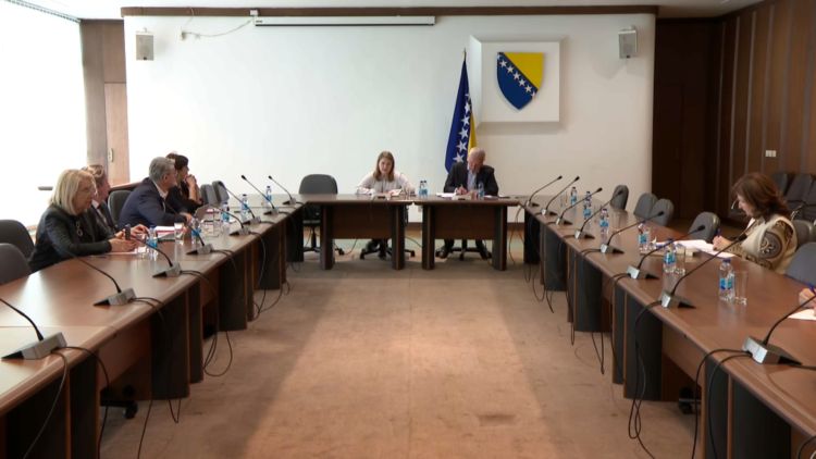 To predstavlja kršenje Zakona o parlamentarnom nadzoru u kojem piše da bilo kakvo neprisustvovanje javnom saslušanju mora biti opravdano